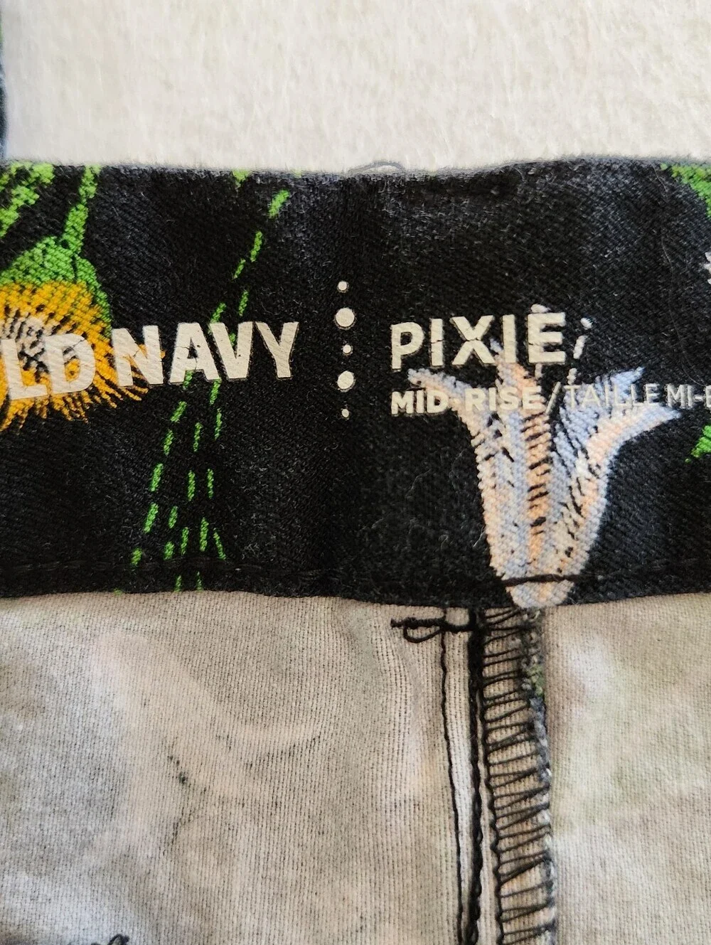 Old Navy Black Floral Pixie Mid-Rise Pants Size 10 - Picture 2 of 8